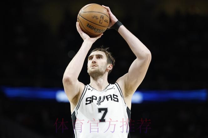 科内特替补出战23分钟,4中3得到6分12篮板,其中5个前场板 科内特替补出战23分钟,4中3得到6分12篮板,其中5个前场板